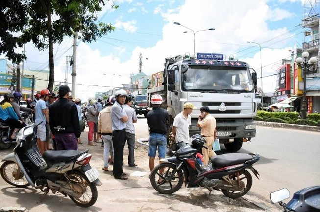 Ô tô kéo lê xe máy hàng chục mét, nạn nhân chết thảm