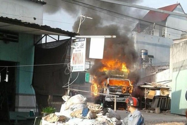 Xe tải bùng cháy dữ dội trong sân nhà dân