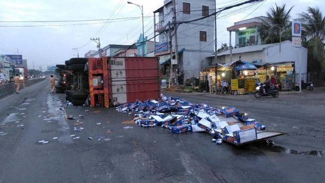 Container nổ vỏ rồi lật, bia tràn trên QL1A