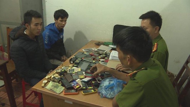 Cô gái theo người yêu đi cắt khóa, trộm hơn 200 điện thoại