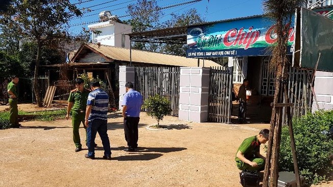 Gọi chủ nhà ra nói chuyện rồi nã đạn vào người