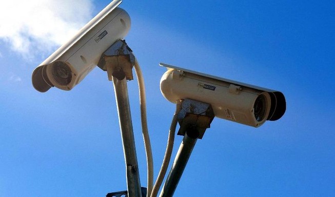 Say rượu, rủ nhau cầm đá chọi camera của Công an