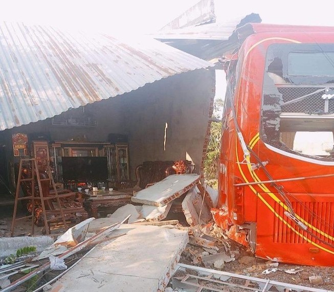 Xe khách tụt dốc tông sập nhà có 5 người đang ngủ