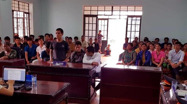 2 thanh niên đánh 6 công an để... giải cứu bạn