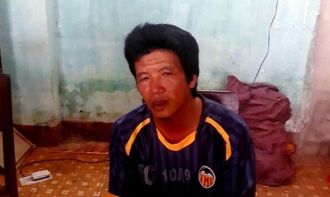 Lỡ tay đánh chết con gái vì thấy tiền trong cặp sách