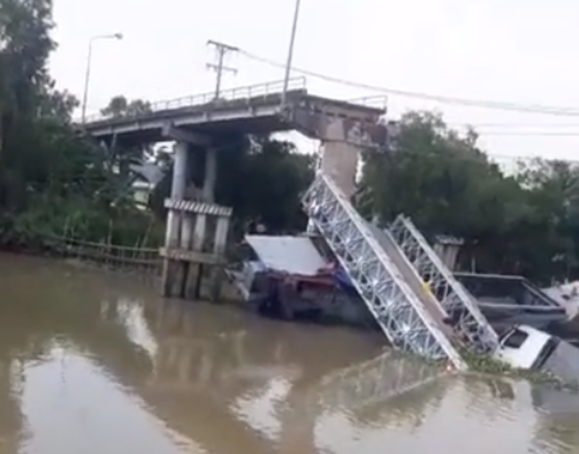 Sập cầu ở Đồng Tháp, ô tô tải rơi xuống sông