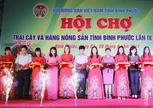 Đang diễn ra Hội chợ trái cây và hàng nông sản ở Bình Phước