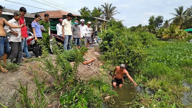 Kẻ giật dây chuyền móc dao ra dọa dân