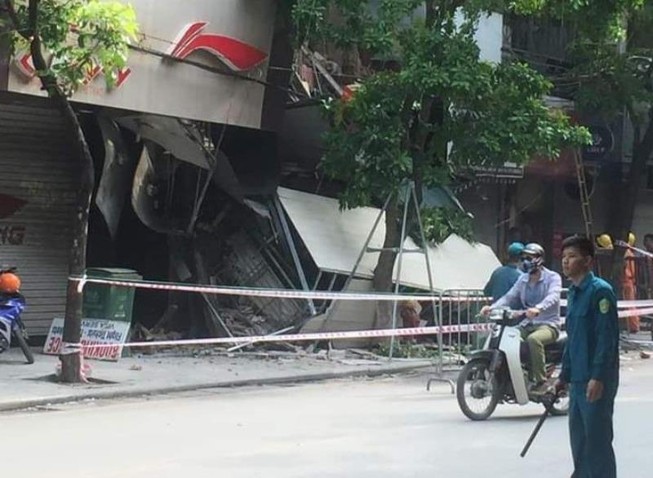 Biển quảng cáo kéo sập nhà ở Hà Nội