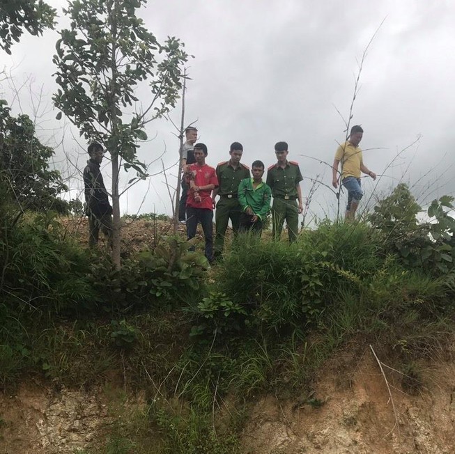 Vào nhà chủ nợ khiêng két sắt mang đi