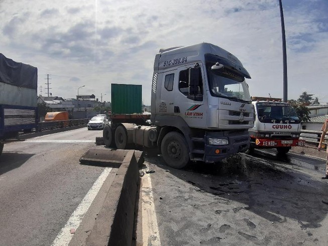 Tài xế giật mình, container cày văng dải phân cách ở quận 12