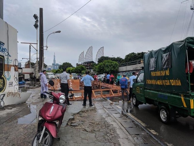 Cổng công trình ở quận 1 ngã, một phụ nữ thoát chết