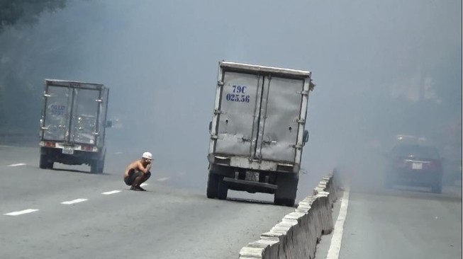 Xe tải cháy trên xa lộ Hà Nội, cả tuyến đường mù mịt khói