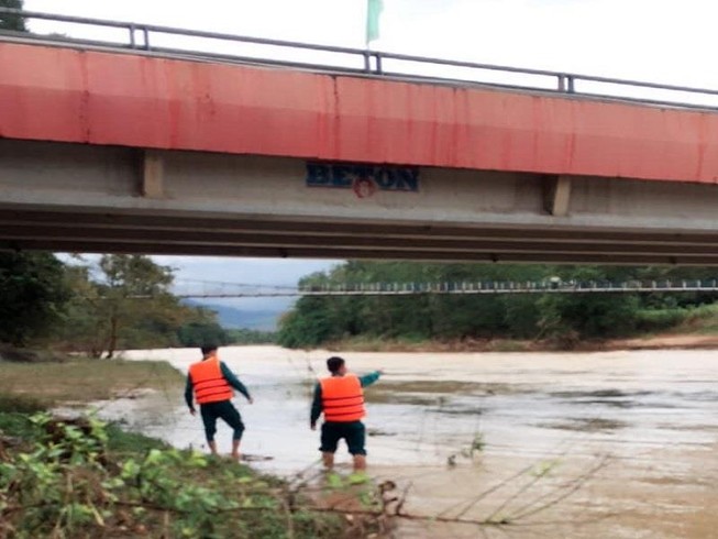 Thi bơi qua sông sau khi nhậu, 1 người mất tích
