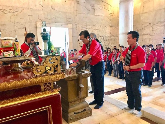 Đoàn cán bộ, báo chí TP.HCM dâng hương Bác Hồ tại KDT Pác Bó