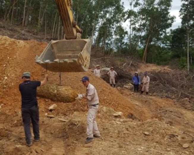 Quả bom 340 kg có ngòi nổ hóa học gần đường dây 500 KV