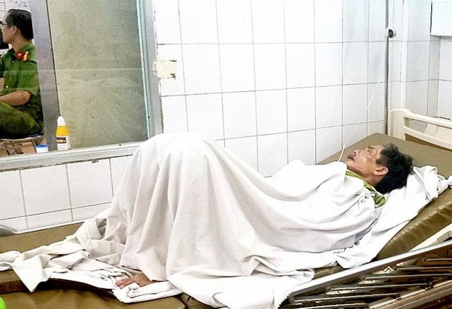 Một phóng viên bị nhóm người đi xe bán tải chặn đánh dã man