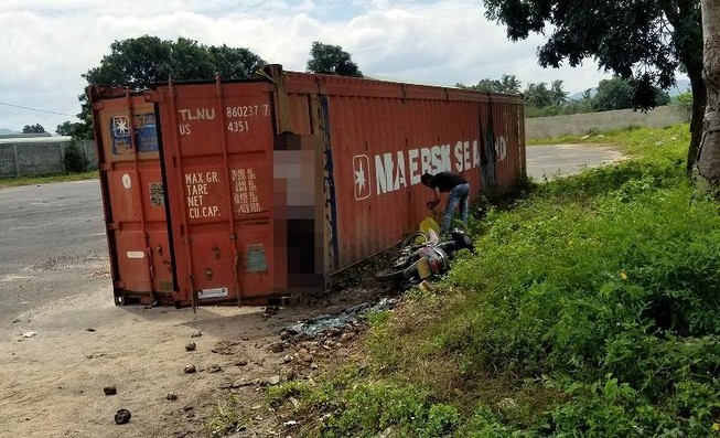 Một công nhân lái máy nâng chết trong tư thế treo cổ