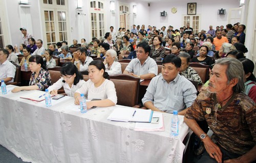 Ông Đoàn Ngọc Hải đối thoại với dân chung cư Cô Giang