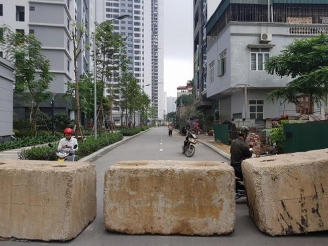 Phá rào chắn ở đoạn đường 2 chung cư đang tranh chấp
