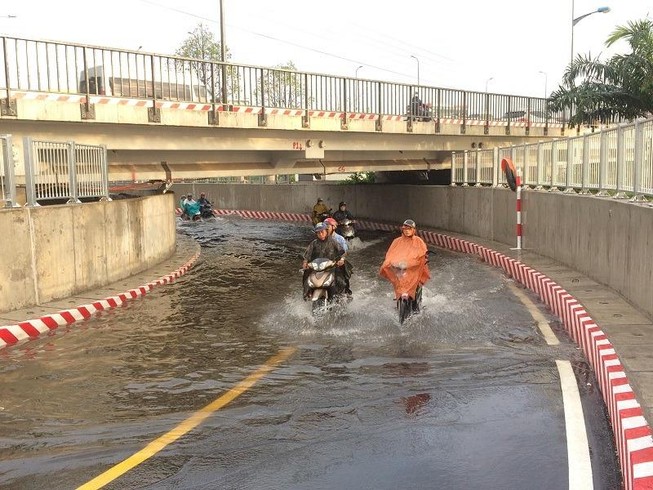 Hầm chui Bình Triệu ngập do sự cố về điện