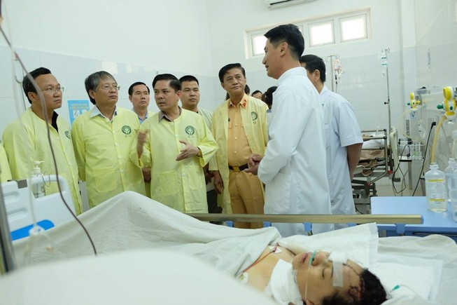Xe rước dâu loạng choạng trước khi gây tai nạn 13 người chết