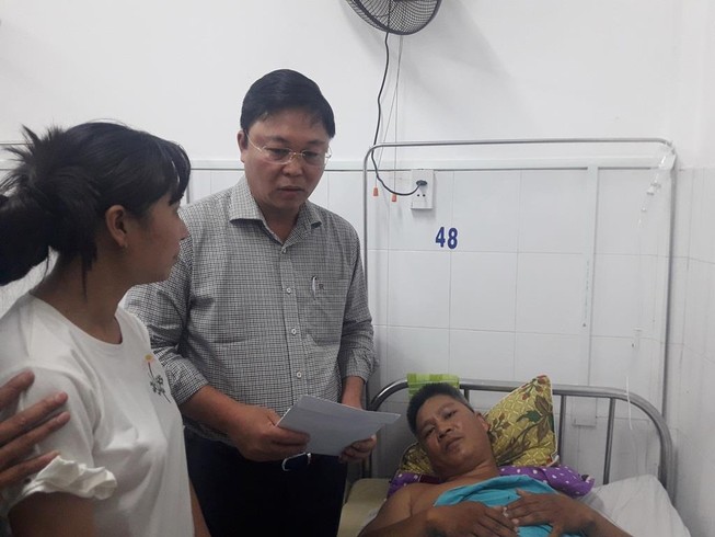 Lãnh đạo Quảng Nam thăm nạn nhân bị 'sa tặc' tông gãy chân