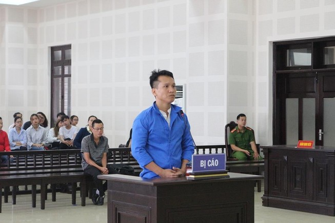 Đâm gục bạn hát karaoke ngay tại quán