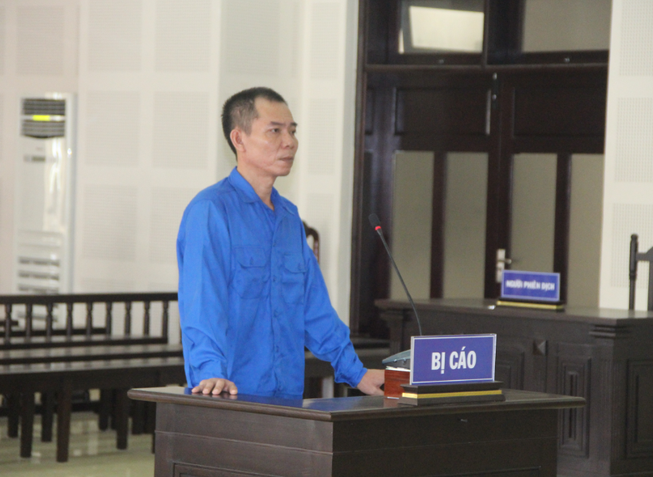 Dùng búa đánh vợ cũ nhập viện vì ghen vô cớ