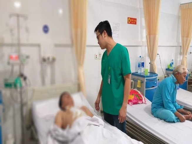 Bị kéo đâm trúng tim khi dọn dẹp bàn học cho con