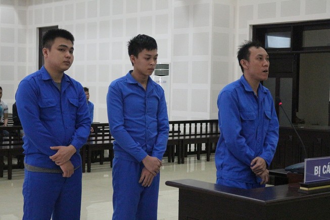 Đòi bảo kê quán của người Hàn Quốc, nhóm côn đồ lãnh án