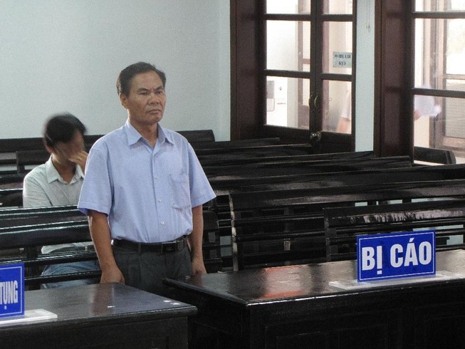 Lão nông 60 tuổi hầu tòa vì vật ngã 2 công an xã