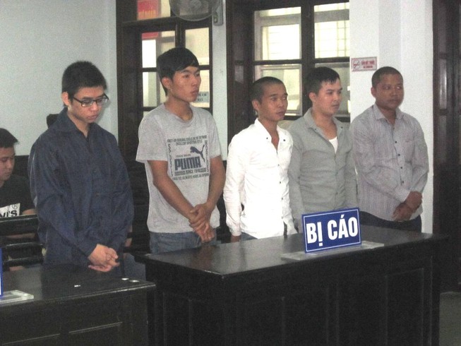 Nhóm thanh niên bắt phụ nữ vào nghĩa trang khống chế đòi nợ