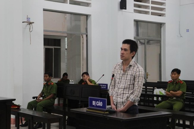 Chồng đâm chết vợ vì đánh con