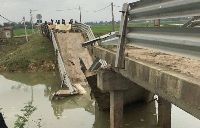 Chồng lái sà lan đâm sập cầu, vợ ôm con gái nhảy thoát thân