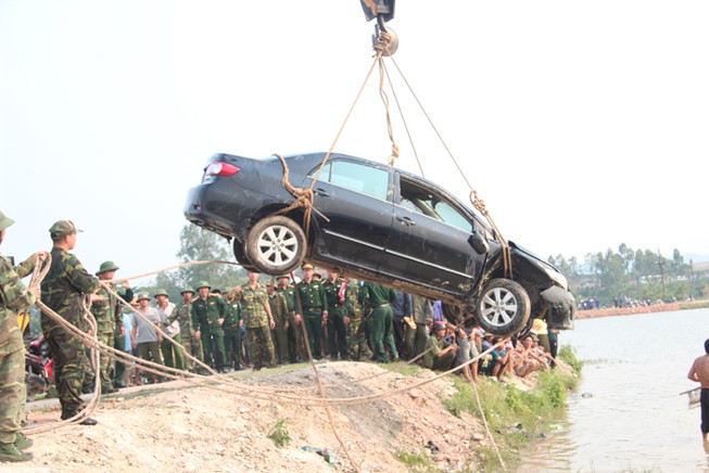 Thương tâm: Ô tô lao xuống hồ chìm nghỉm, giám đốc và lái xe tử vong