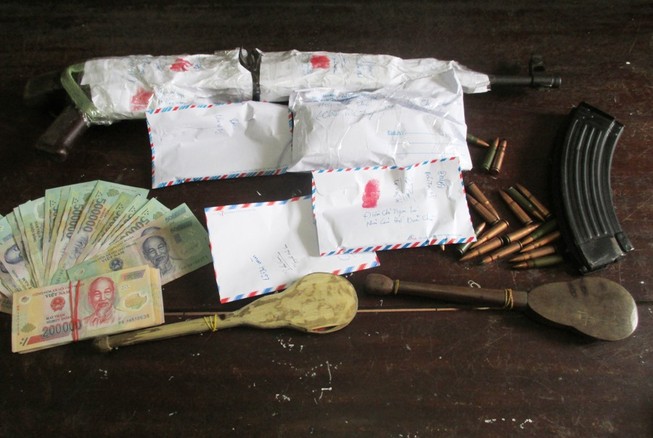 Đôi nam, nữ mang súng AK lên núi lập lán bán heroin