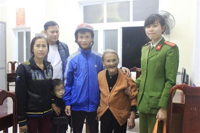Cưu mang bà cụ 80 tuổi đi lạc, lấm lem bùn đất