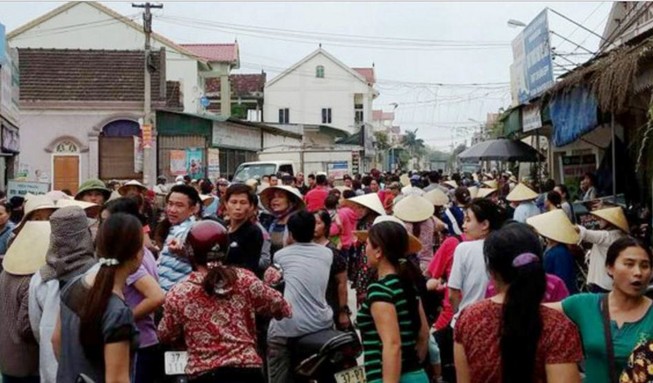 Clip: Cả làng vây bắt 1 phụ nữ vì nghi... thôi miên