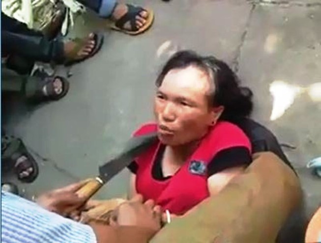 Dân dí dao nhọn vào cổ phụ nữ tra khảo 'bắt cóc trẻ em'