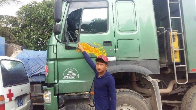 Tài xế xe cứu thương lôi dao dọa chém người lái xe tải