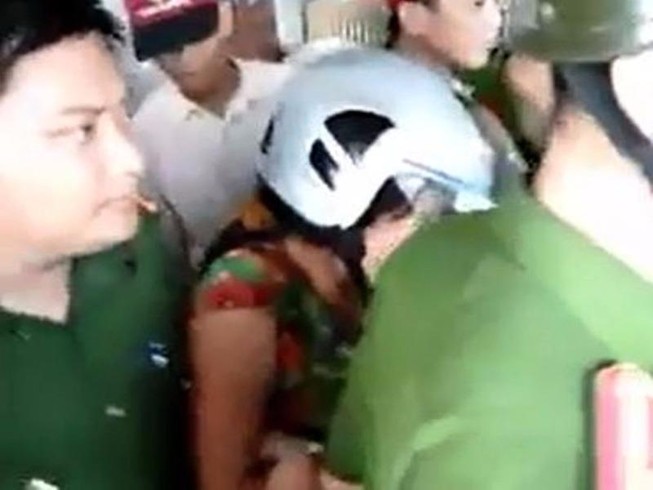 Video: Cảnh sát giải cứu phụ nữ bị nghi bắt cóc trẻ em