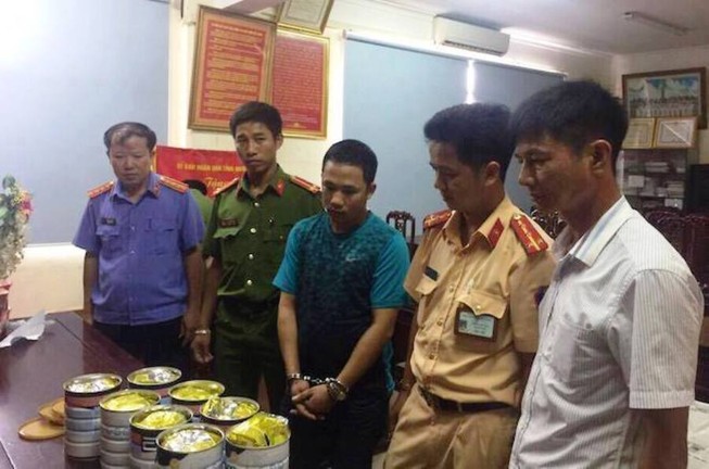 Bắt người bỏ ma túy đá trong 8 hộp sữa bột