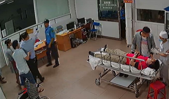 Giám đốc tát nữ bác sĩ ở Nghệ An: 2 bảo vệ mất việc