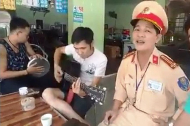 Xôn xao clip trung tá CSGT hát cùng người vi phạm