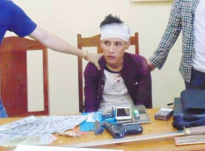 Tạm giữ kẻ thả hai tay khi chạy xe nổ súng vào công an