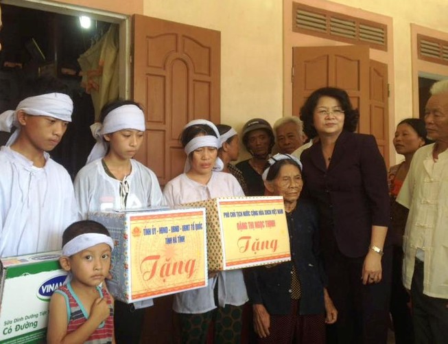 Phó Chủ tịch nước thăm nhà trưởng thôn tử nạn sau bão