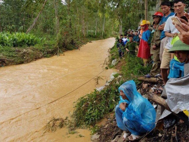 Từ Trung Quốc về thăm mẹ được 5 ngày bị lũ cuốn chết