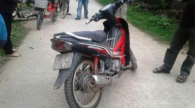 2 kẻ trộm chó chém người truy đuổi, cướp cả xe