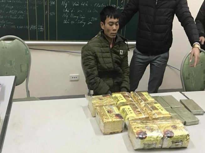 Cha lái xe chở con cùng 5 bánh heroin, 8 kg ma túy đá